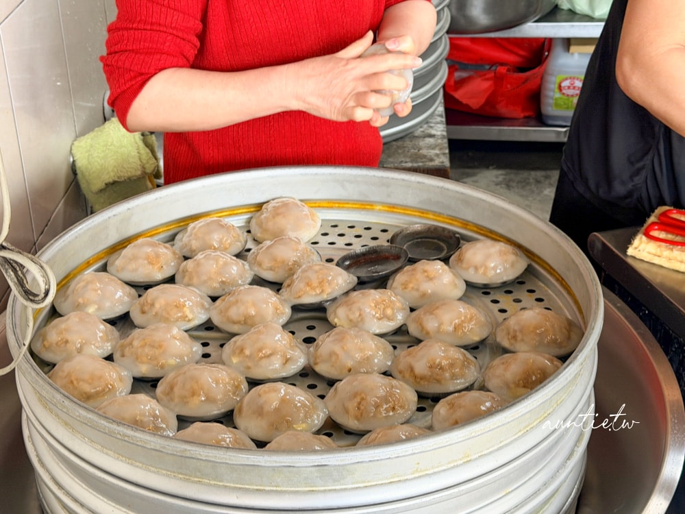 【台北】內湖站｜湖光市場成功肉圓，人氣超旺肉圓店，外皮Q彈筍丁好多！