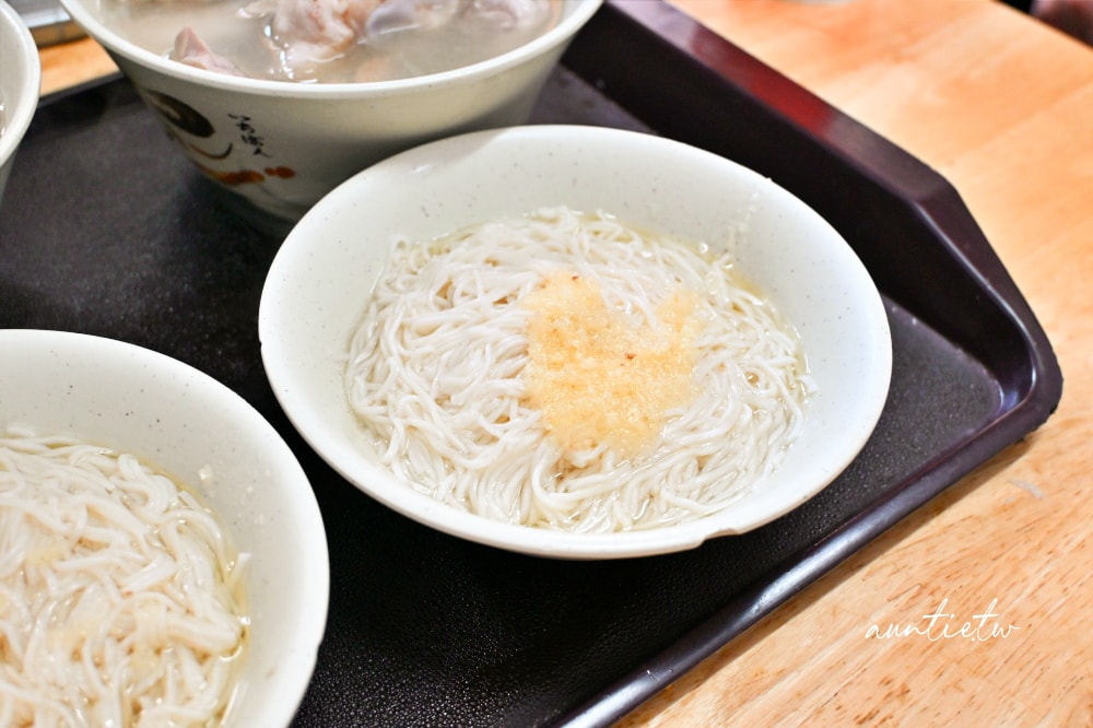 【台北】大橋頭站｜許仔豬腳麵線，大稻埕古早味Ｑ彈豬腳湯，蒜泥麵線推薦
