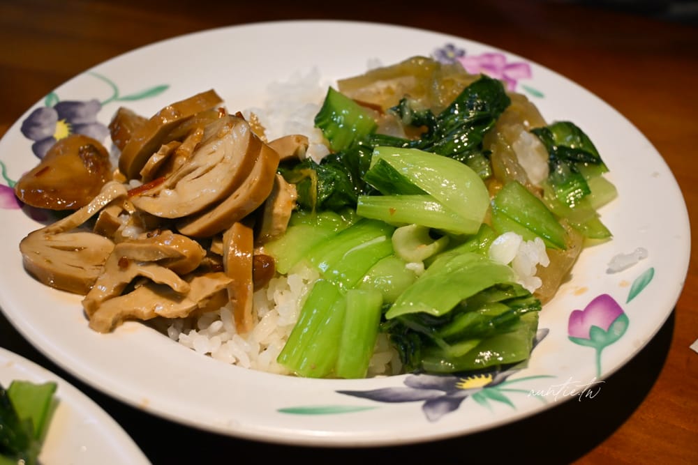 【台北】西門｜金滿園排骨，排隊人潮滿出來的50年排骨老店