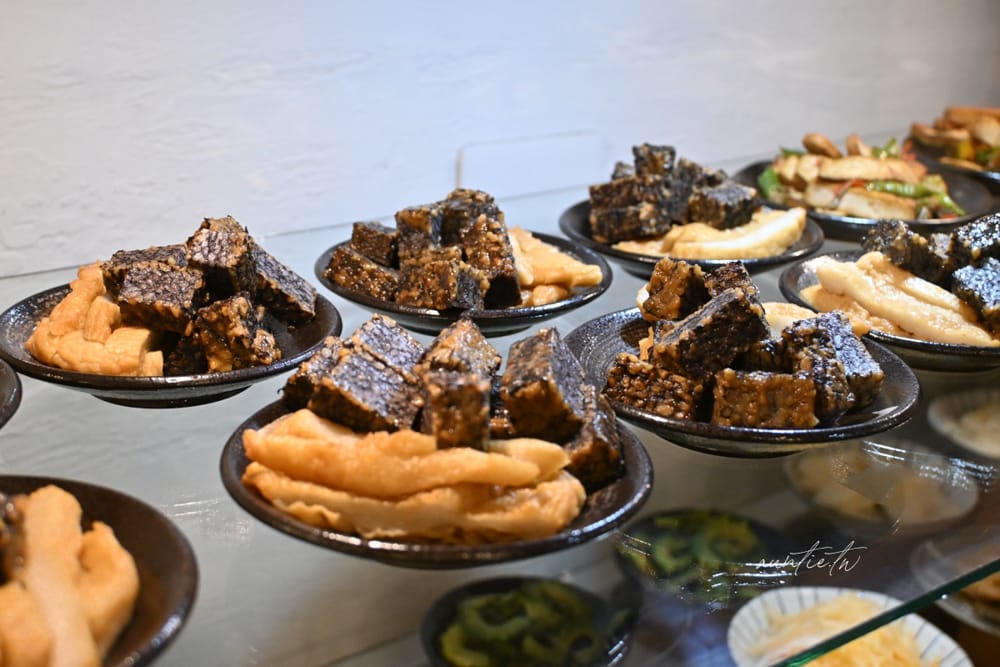 【花蓮】美崙｜再回首 精緻牛羊肉麵，必點清燉羊肉麵，麵食小菜都優秀，花蓮必吃牛肉麵推薦