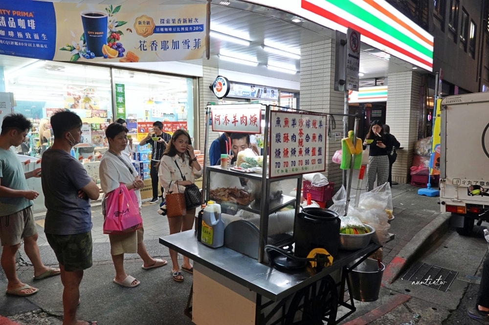 【台北】西門町|阿添羊肉羹,立食宵夜攤,下暴雨站在騎樓也要吃,西門町宵夜美食 - 第4張圖