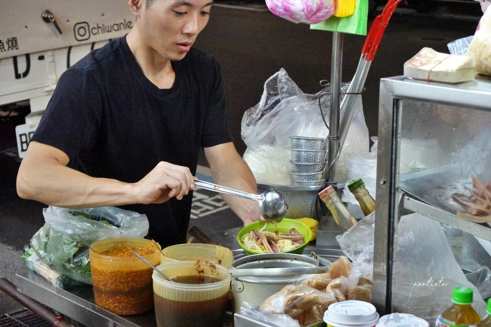 【台北】西門町|阿添羊肉羹,立食宵夜攤,下暴雨站在騎樓也要吃,西門町宵夜美食 - 第5張圖