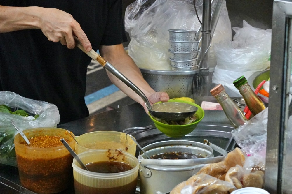 【台北】西門町|阿添羊肉羹,立食宵夜攤,下暴雨站在騎樓也要吃,西門町宵夜美食 - 第6張圖
