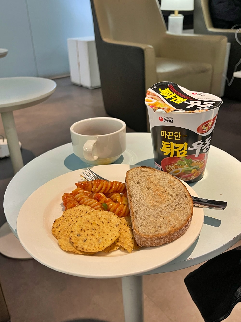 【韓國】仁川機場轉機過夜,淋浴間、Sky Hub Lounge 休息室,24小時免稅店,第一航廈轉機過夜分享 - 第12張圖