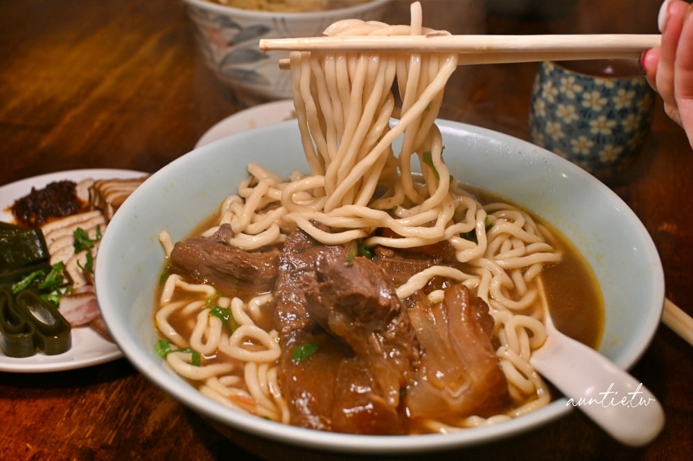 【台北】西湖站|牛耳精緻麵館,黃仁勳來吃過然後爆紅的牛肉麵店 - 第21張圖