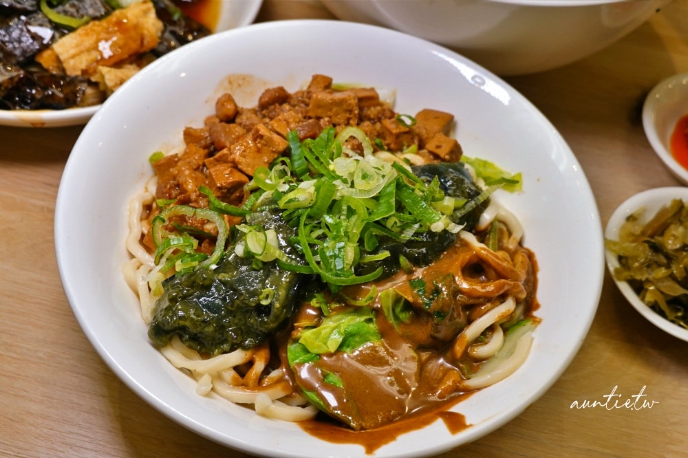 【新北】永和|豐春牛肉麵鍋燒,出色皮蛋拌麵豐春麵,連小菜都好吃,新開幕牛肉麵鍋燒麵專賣店 - 第25張圖