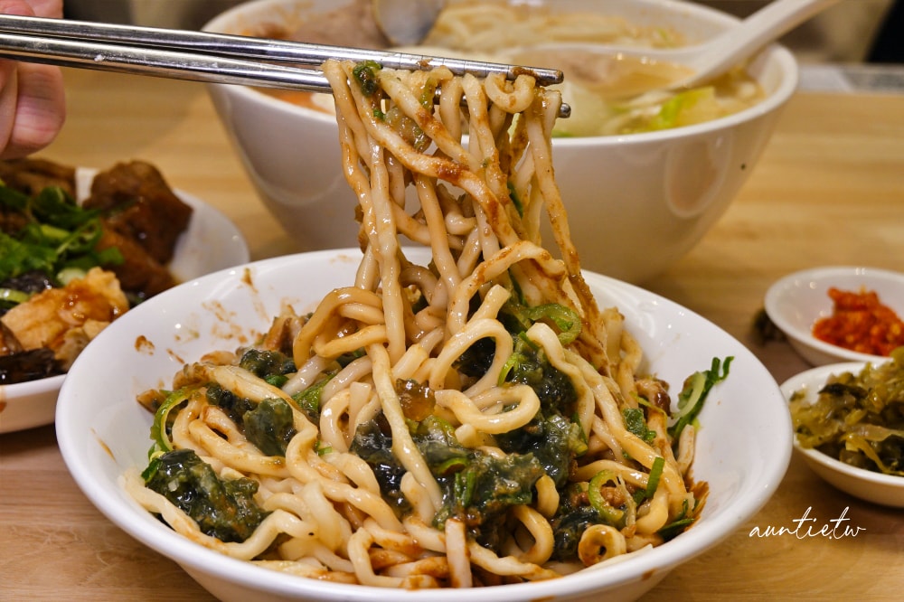 【新北】永和|豐春牛肉麵鍋燒,出色皮蛋拌麵豐春麵,連小菜都好吃,新開幕牛肉麵鍋燒麵專賣店 - 第26張圖