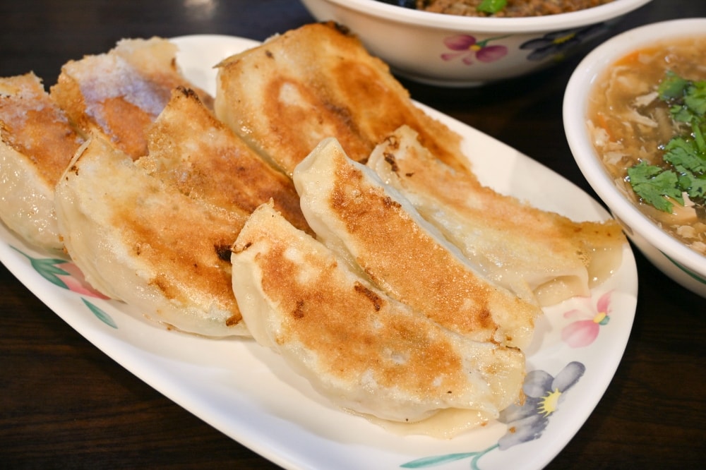 【台北】昆陽站|昆陽鍋貼專賣店,酥脆恰恰外皮,還有超吸引人的皮蛋雙醬麵 - 第7張圖