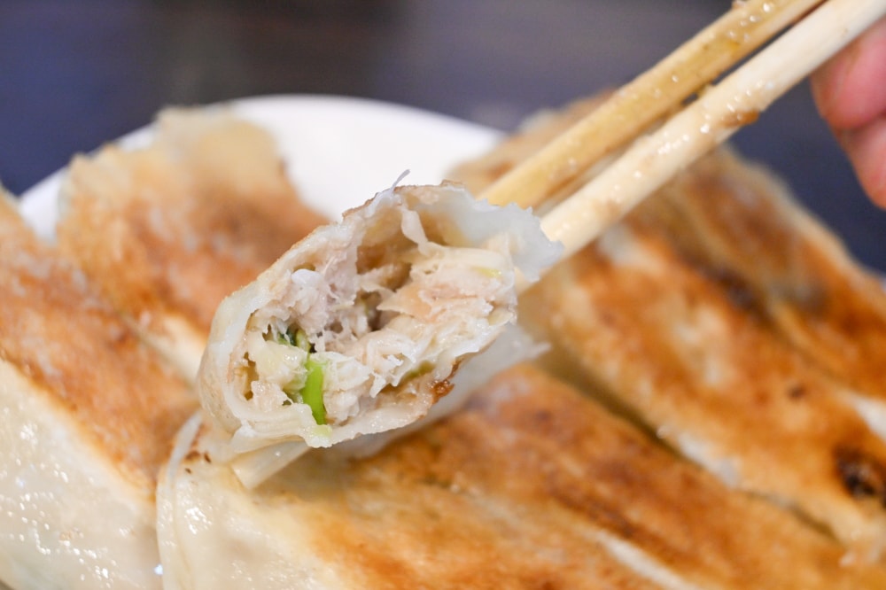 【台北】昆陽站|昆陽鍋貼專賣店,酥脆恰恰外皮,還有超吸引人的皮蛋雙醬麵 - 第10張圖