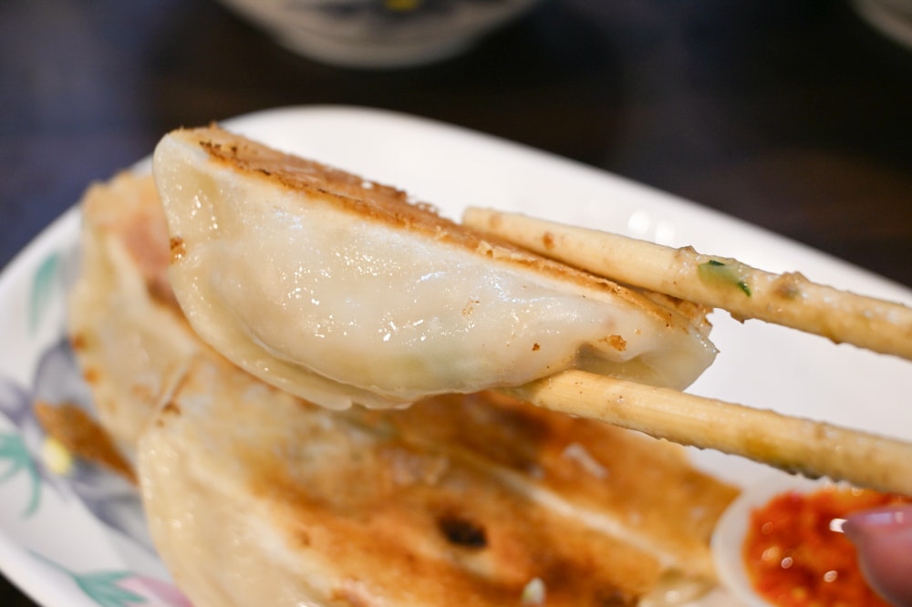 【台北】昆陽站|昆陽鍋貼專賣店,酥脆恰恰外皮,還有超吸引人的皮蛋雙醬麵 - 第8張圖