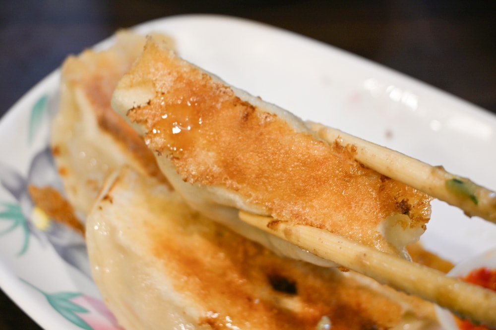 【台北】昆陽站|昆陽鍋貼專賣店,酥脆恰恰外皮,還有超吸引人的皮蛋雙醬麵 - 第9張圖