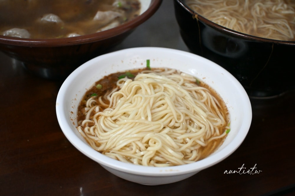【宜蘭】湯城麵食｜泰山路老字號炸醬麵，細軟麵條配餛飩湯，二代千金坐鎮宜蘭必吃乾麵