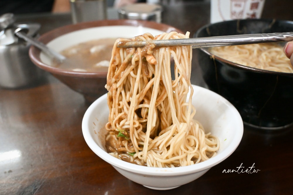 【宜蘭】湯城麵食｜泰山路老字號炸醬麵，細軟麵條配餛飩湯，二代千金坐鎮宜蘭必吃乾麵