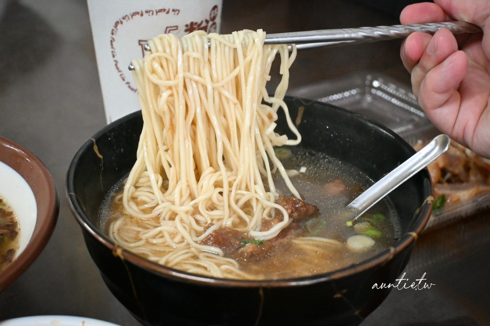 【宜蘭】湯城麵食｜泰山路老字號炸醬麵，細軟麵條配餛飩湯，二代千金坐鎮宜蘭必吃乾麵