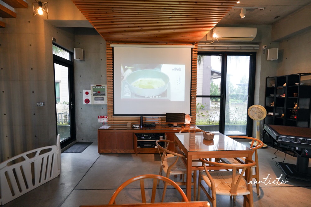 【宜蘭】冬山|小島天光,獨棟清水模建築,生態池環繞,田野邊包棟民宿,可划船還有戶外泳池! - 第17張圖