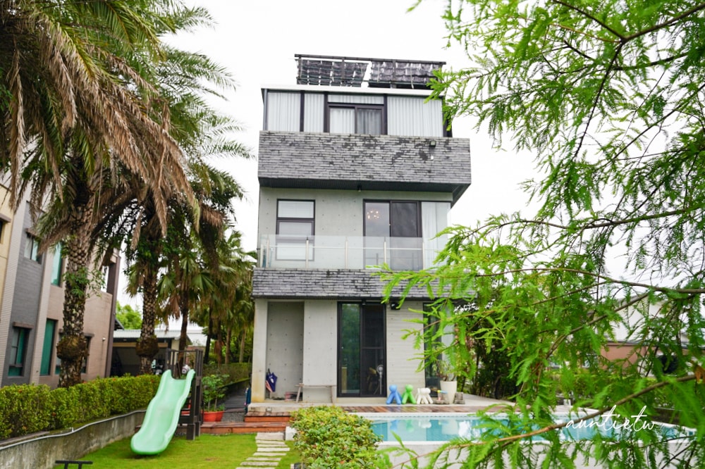 【宜蘭】冬山|小島天光,獨棟清水模建築,生態池環繞,田野邊包棟民宿,可划船還有戶外泳池! - 第2張圖