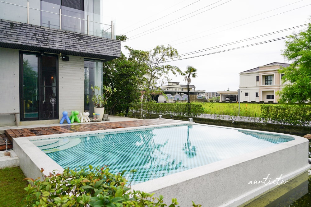 【宜蘭】冬山|小島天光,獨棟清水模建築,生態池環繞,田野邊包棟民宿,可划船還有戶外泳池! - 第8張圖