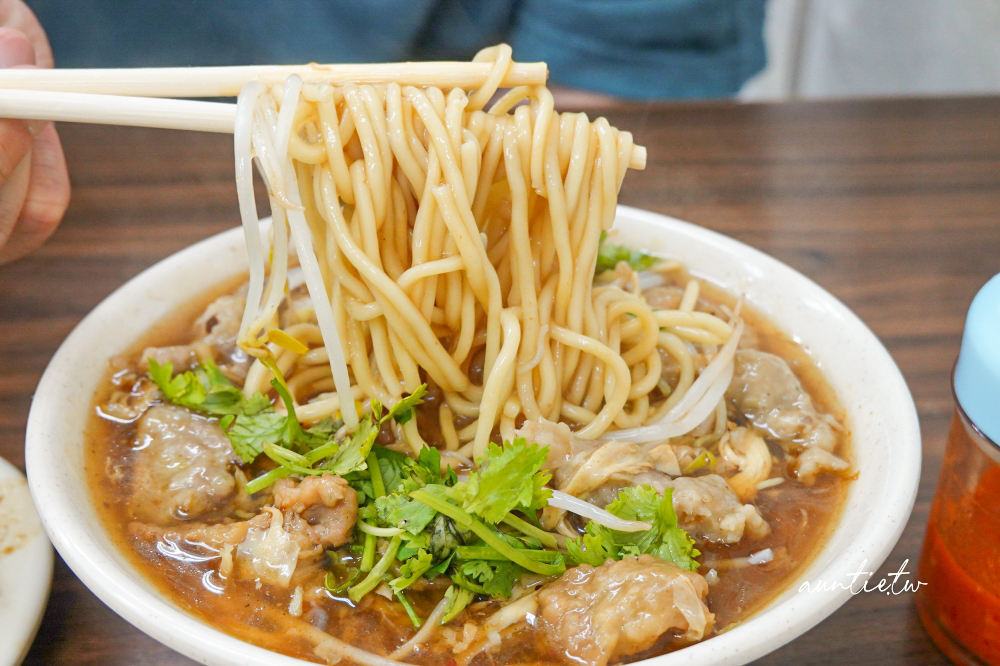【台北】民生社區|阿草赤肉羹,清爽沙茶湯頭,鹹香夠味滷肉飯,民生社區四十年老店 - 第10張圖