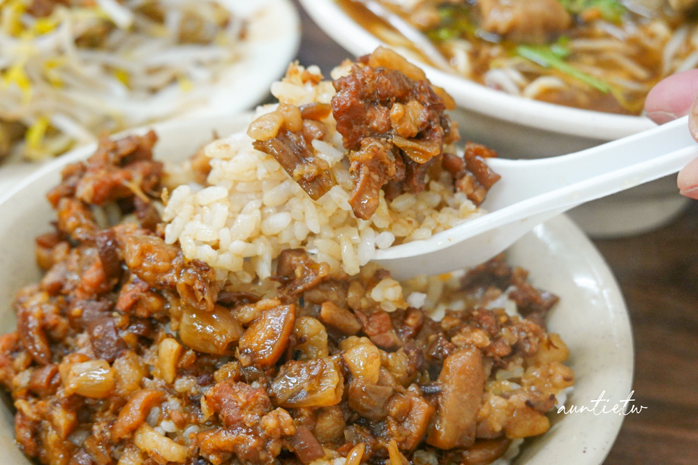 【台北】民生社區|阿草赤肉羹,清爽沙茶湯頭,鹹香夠味滷肉飯,民生社區四十年老店 - 第13張圖