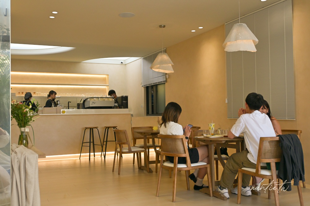 【新竹】東區|hsïa (café) 夏.咖啡,白色系質感咖啡廳,日式開心果舒芙蕾推薦 - 第12張圖