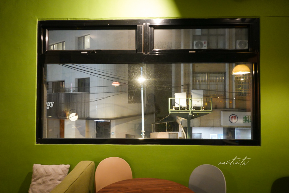 【新北】板橋｜ssSip late-night space，有貓咪、拿坡里披薩跟好吃布丁的深夜咖啡廳