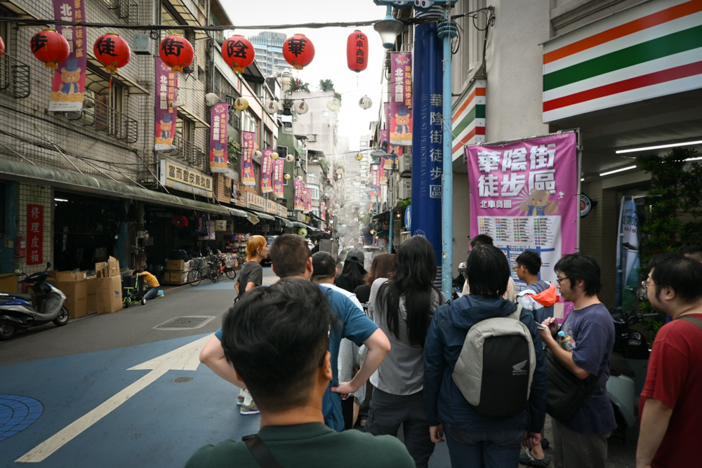 【台北】北門站|豬血糕,華陰街商圈假日排隊豬血糕,香濃香菜花生粉 - 第3張圖