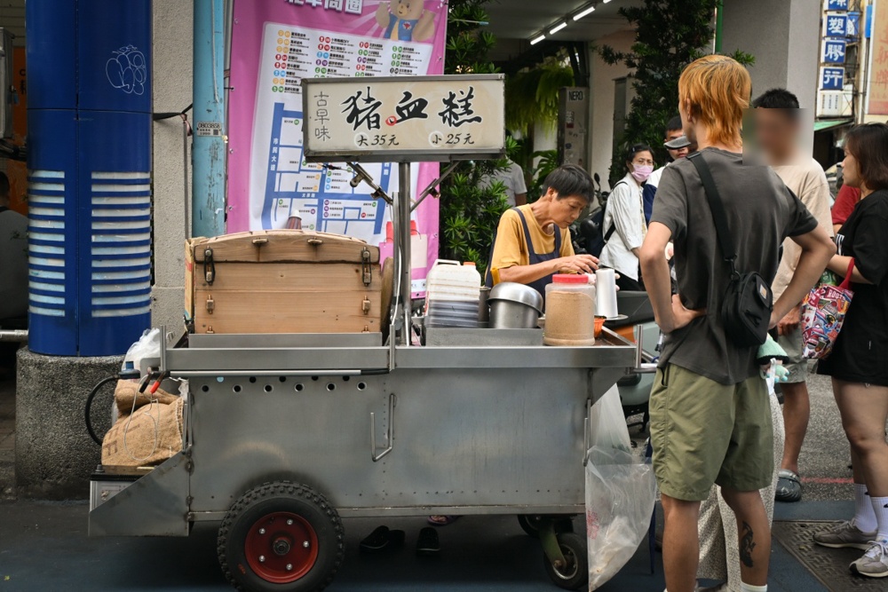 【台北】北門站|豬血糕,華陰街商圈假日排隊豬血糕,香濃香菜花生粉 - 第6張圖