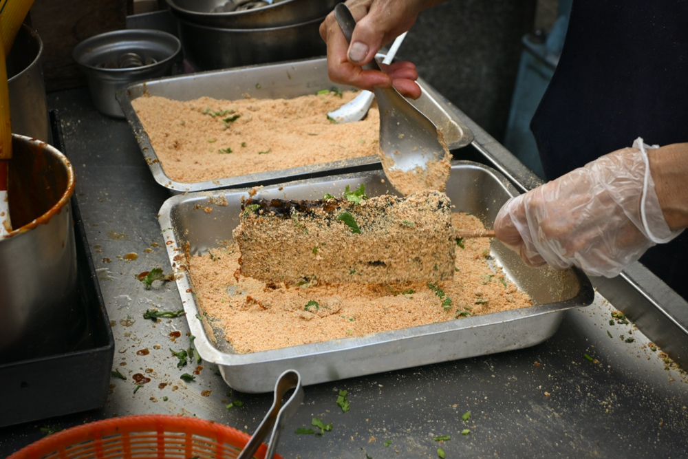 【台北】北門站|豬血糕,華陰街商圈假日排隊豬血糕,香濃香菜花生粉 - 第9張圖