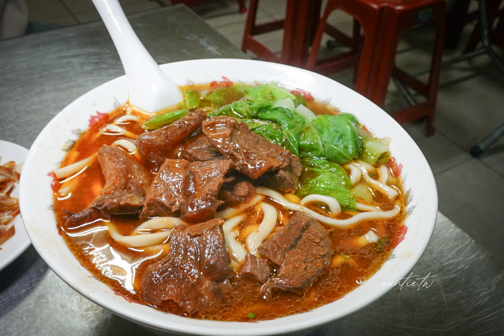 【台北】文德站｜小周紅燒牛肉麵，樸實無華大碗滿意湯底濃郁，內湖科技園區平價牛肉麵