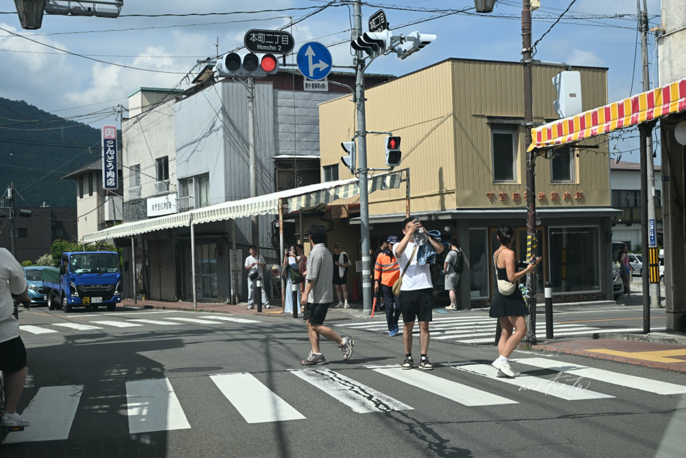 【日本】山梨縣｜富士吉田懷舊商店街，復古街景富士山景，河口湖景點推薦