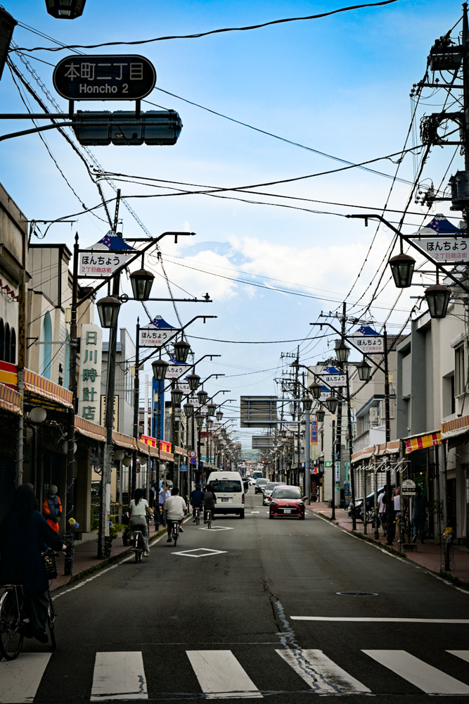 【日本】山梨縣｜富士吉田懷舊商店街，復古街景富士山景，河口湖景點推薦