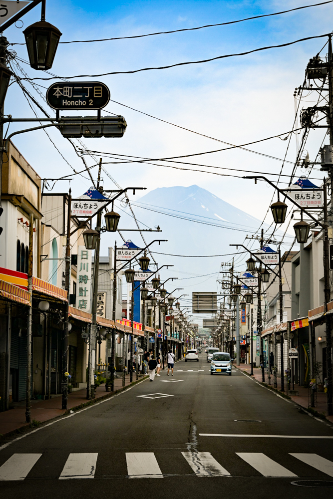 【日本】山梨縣｜富士吉田懷舊商店街，復古街景富士山景，河口湖景點推薦