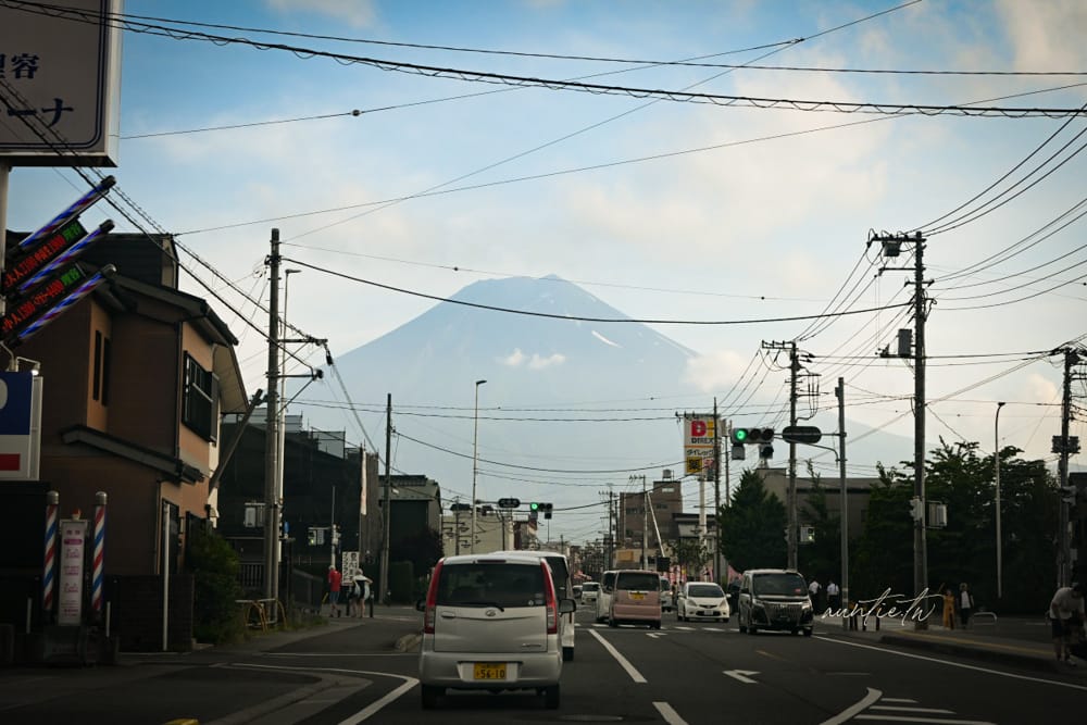【日本】山梨縣｜富士吉田懷舊商店街，復古街景富士山景，河口湖景點推薦