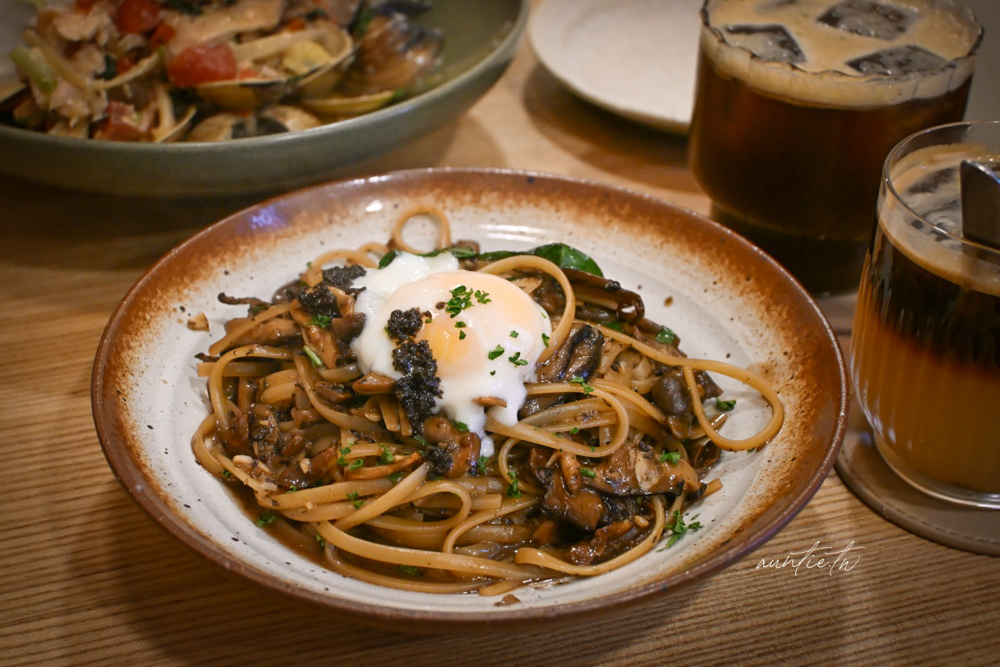 【台北】中山站｜青沐，香濃溫泉蛋松露巴薩醋蕈菇麵，清爽干貝炸多海鮮麵