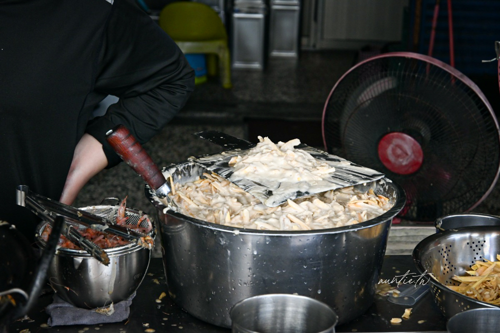 【宜蘭】礁溪｜龍潭春捲伯，薄酥脆韭菜春捲，鹹香地瓜蝦餅，礁溪排隊美食