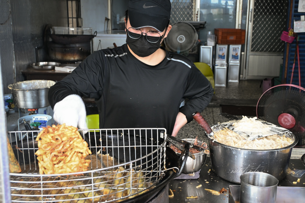 【宜蘭】礁溪｜龍潭春捲伯，薄酥脆韭菜春捲，鹹香地瓜蝦餅，礁溪排隊美食