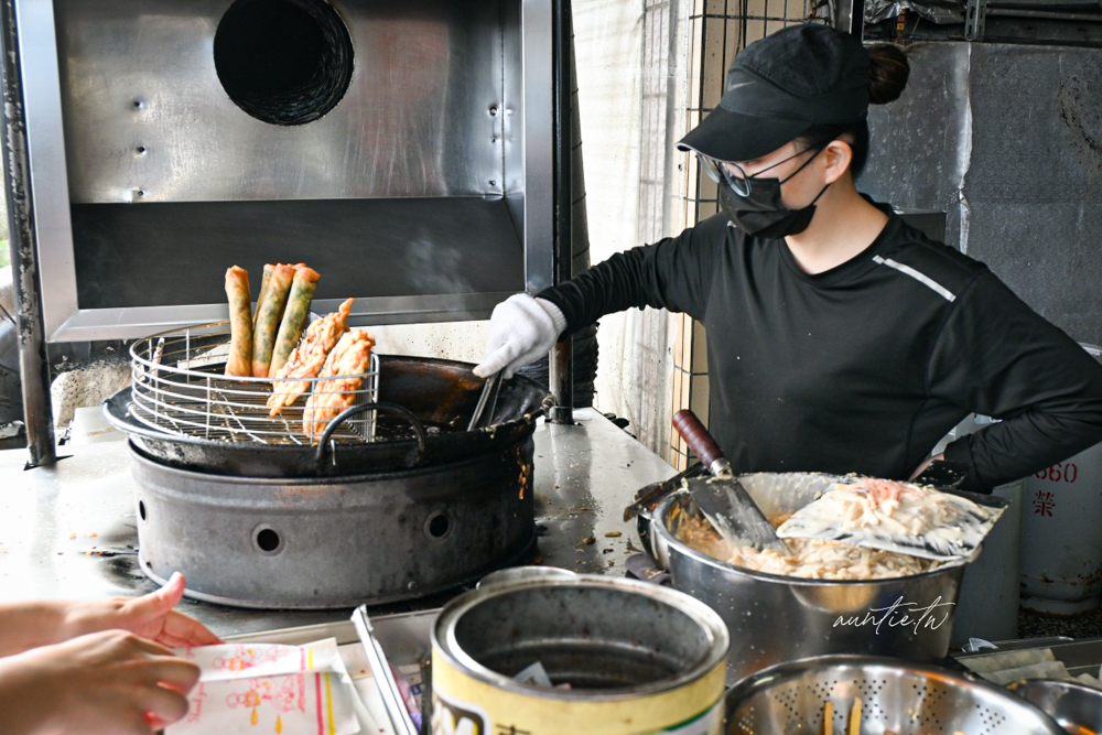【宜蘭】礁溪｜龍潭春捲伯，薄酥脆韭菜春捲，鹹香地瓜蝦餅，礁溪排隊美食