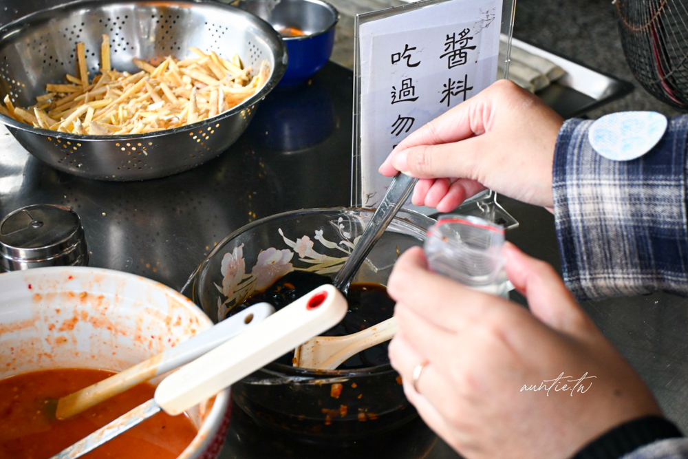 【宜蘭】礁溪｜龍潭春捲伯，薄酥脆韭菜春捲，鹹香地瓜蝦餅，礁溪排隊美食