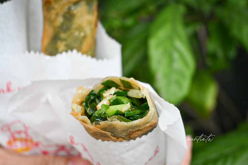 【宜蘭】礁溪｜龍潭春捲伯，薄酥脆韭菜春捲，鹹香地瓜蝦餅，礁溪排隊美食