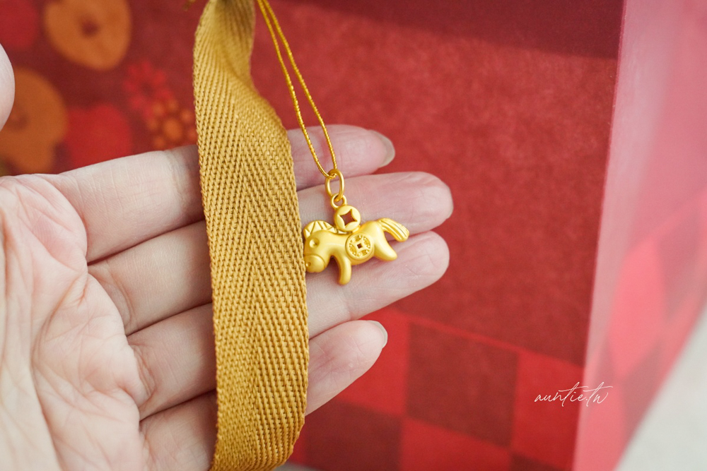 【2026 春節禮盒推薦】自然薇甜春節禮盒，金色小馬吊飾開運元寶，喜氣洋洋春節禮盒推薦