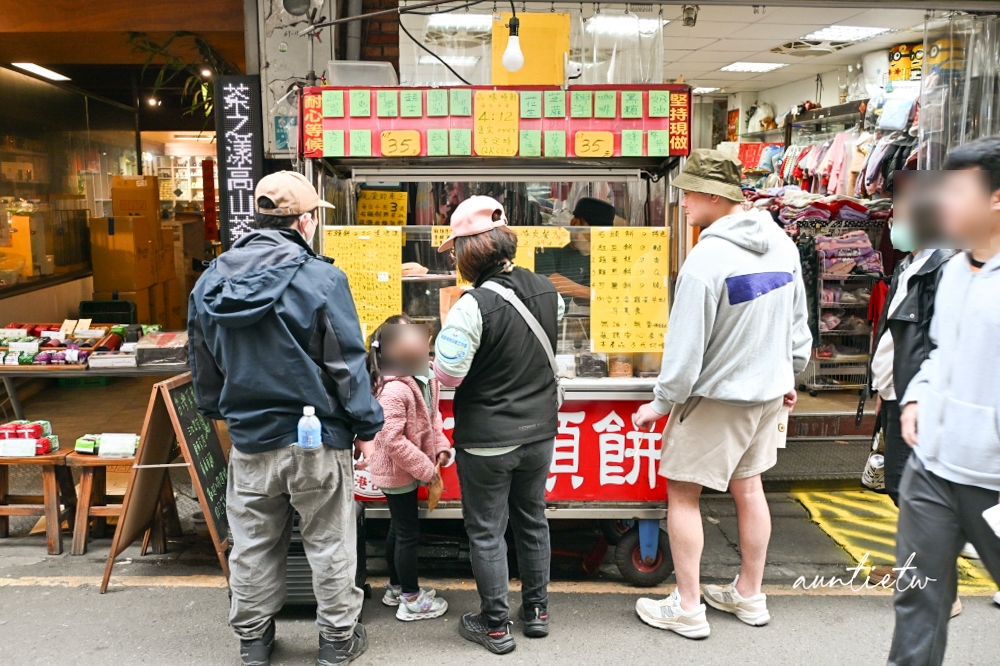 【新北】淡水站｜福哥石頭餅，50種口味互尬，一開攤就排隊的酥脆石頭餅