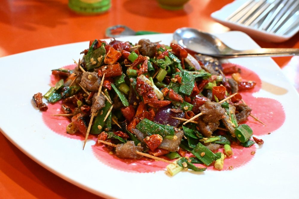 【宜蘭】冬山｜冬山阿源快炒桶仔雞，隱藏大廚道道都超強的隱密熱炒店！