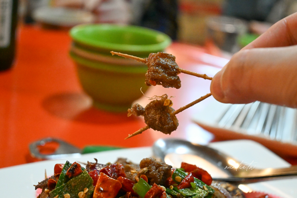 【宜蘭】冬山｜冬山阿源快炒桶仔雞，隱藏大廚道道都超強的隱密熱炒店！