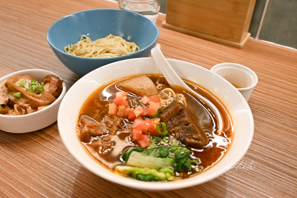 【台北】西湖站｜18冠軍牛肉麵內湖新開店，清爽牛肉湯頭，濃郁百菇雞湯麵