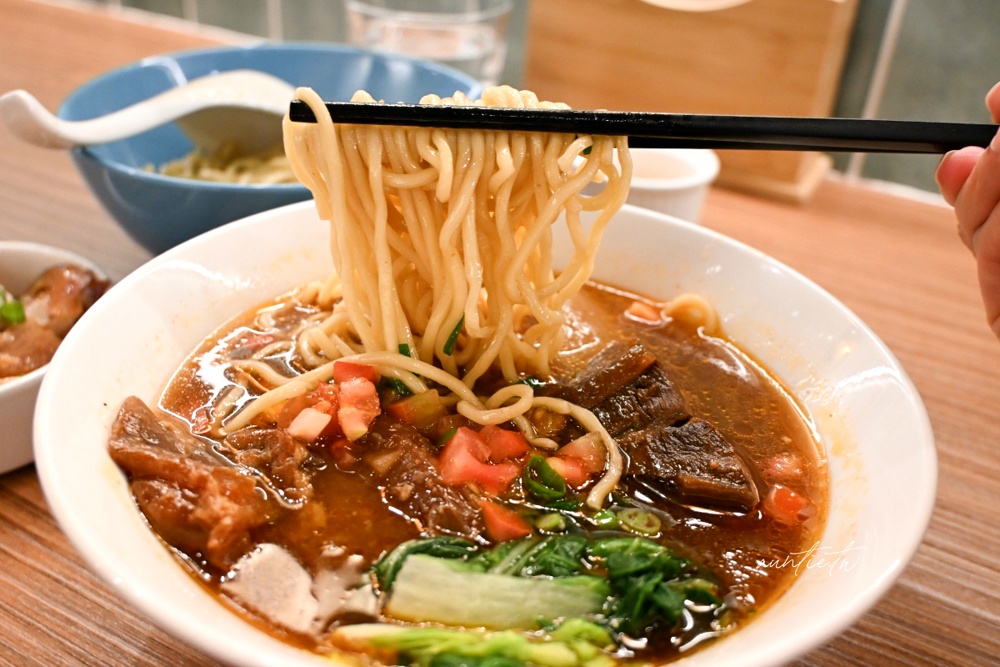 【台北】西湖站｜18冠軍牛肉麵內湖新開店，清爽牛肉湯頭，濃郁百菇雞湯麵