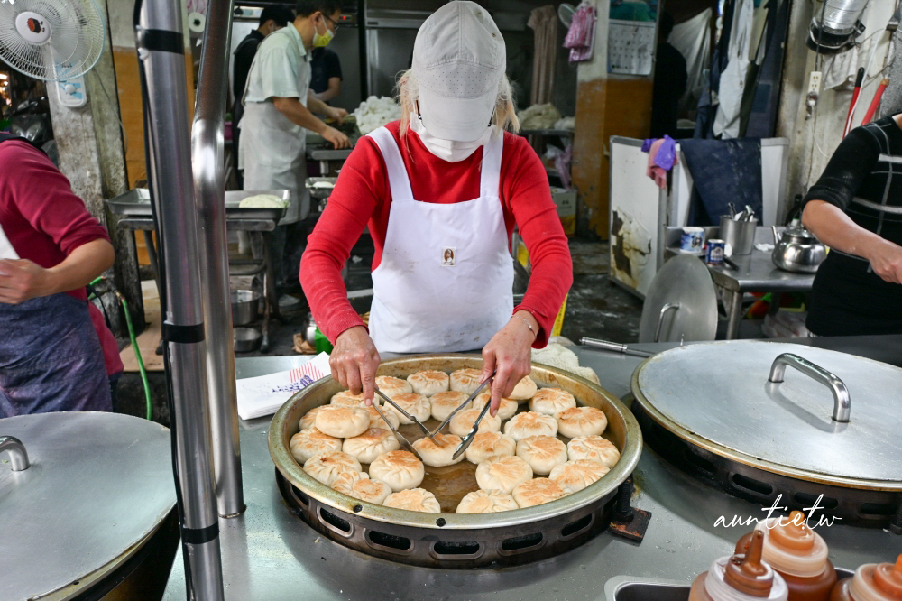 【新北】永和｜永安蔥油餅，智光黃昏市場排隊美食，韭菜盒子、蔥油餅都好吃！