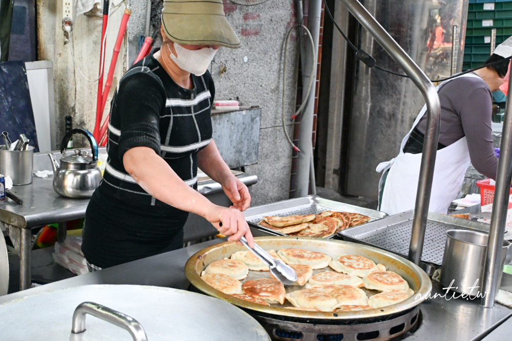 【新北】永和｜永安蔥油餅，智光黃昏市場排隊美食，韭菜盒子、蔥油餅都好吃！