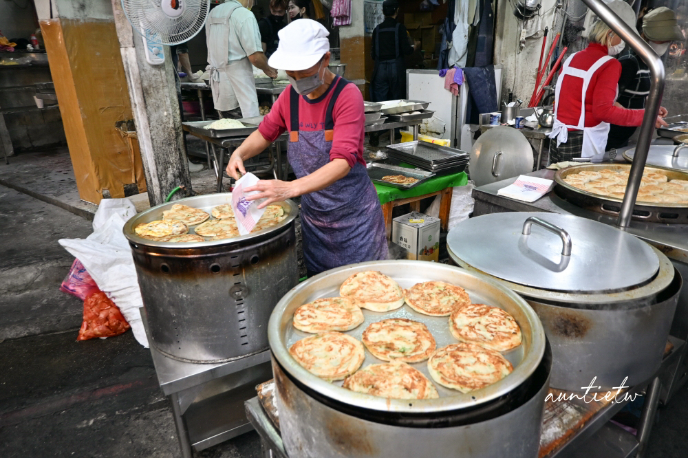 【新北】永和｜永安蔥油餅，智光黃昏市場排隊美食，韭菜盒子、蔥油餅都好吃！