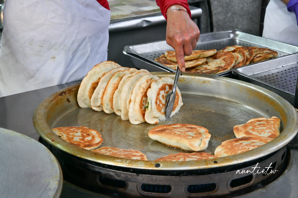 【新北】永和｜永安蔥油餅，智光黃昏市場排隊美食，韭菜盒子、蔥油餅都好吃！
