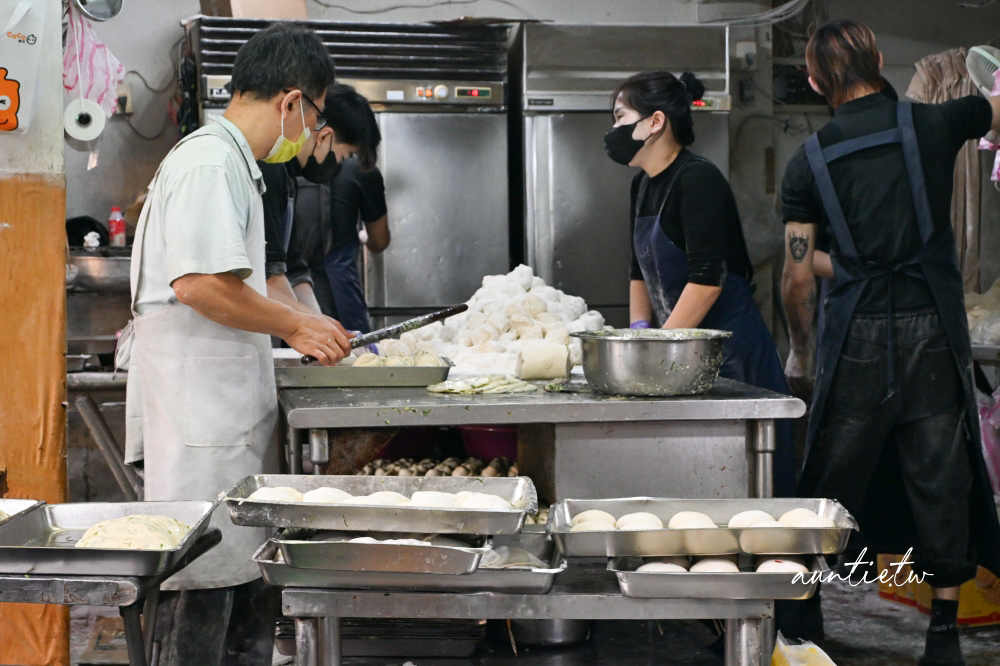 【新北】永和｜永安蔥油餅，智光黃昏市場排隊美食，韭菜盒子、蔥油餅都好吃！
